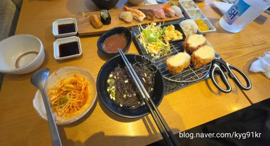초밥과 돈까스 모밀 점심 식사