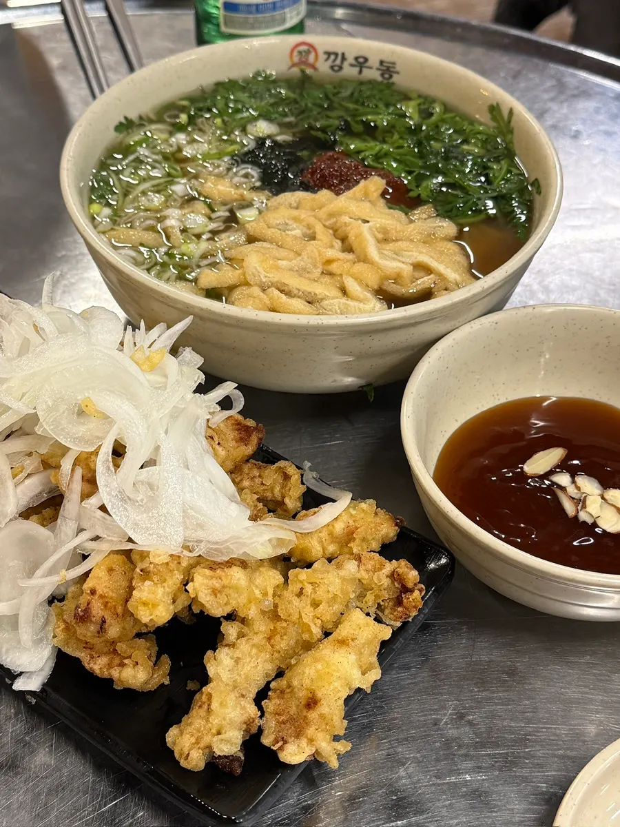 Medium-spice extra-large udon topped with fried tofu and crown daisy