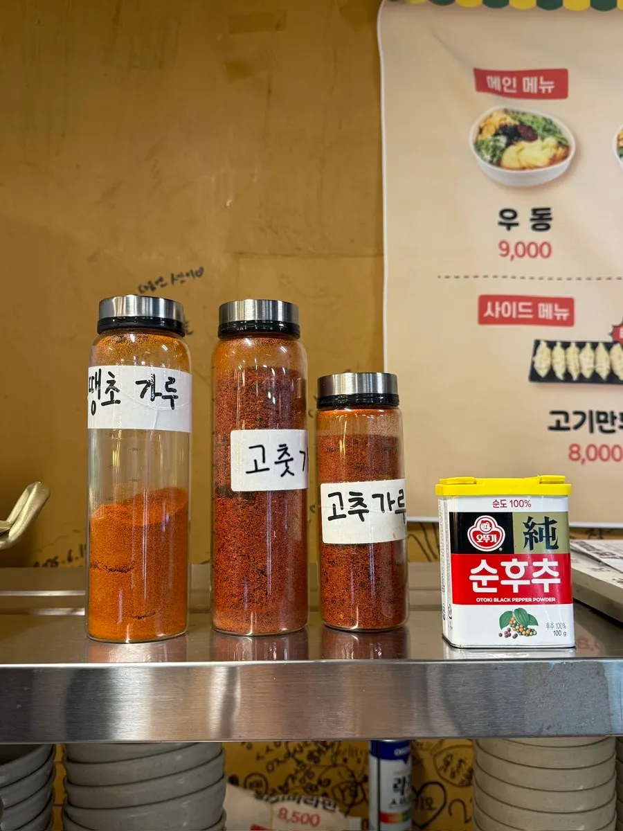 Self-service area for tableware and seasonings