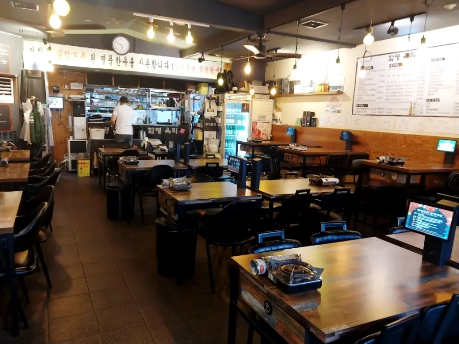 Dining atmosphere at Hampyeong Yukhoe Bangi Main Branch