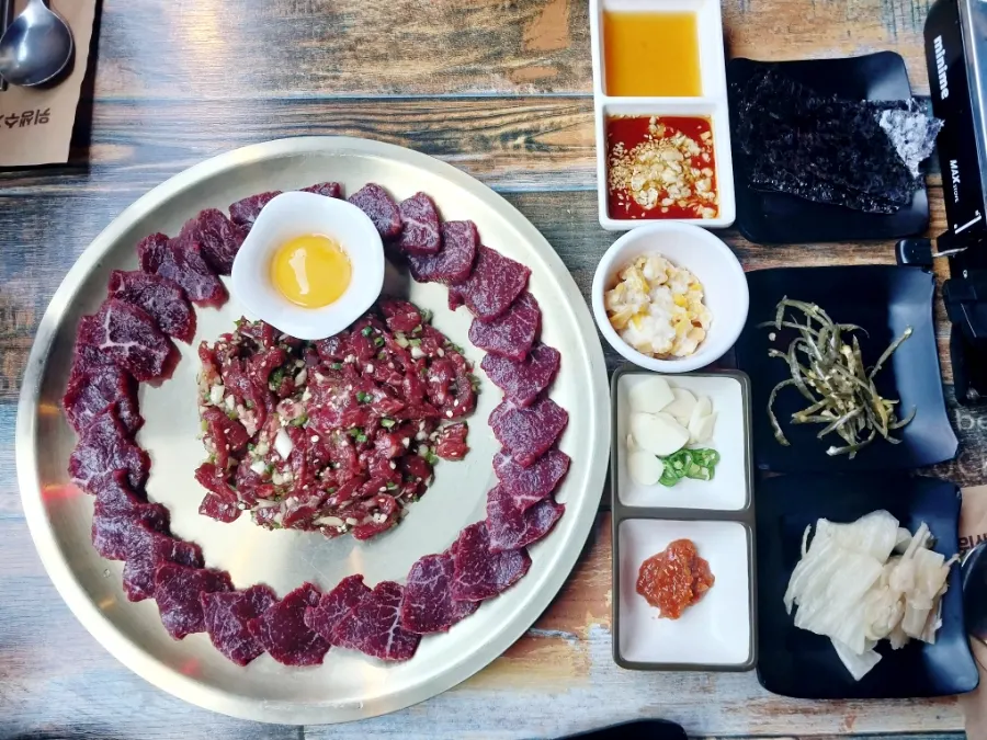 Yukhoe and saenggogi mungtigi spread