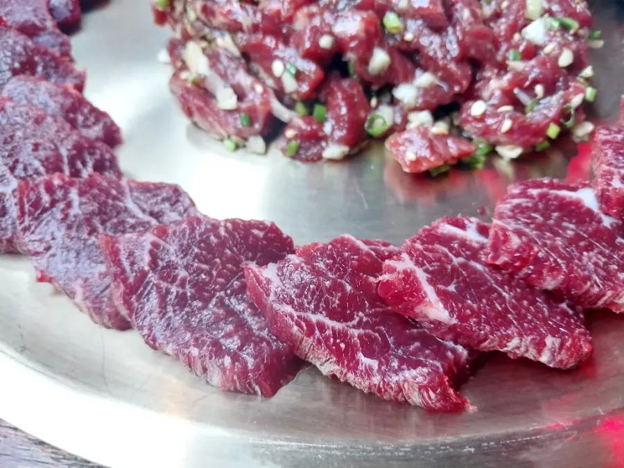 Plate of yukhoe and saenggogi mungtigi