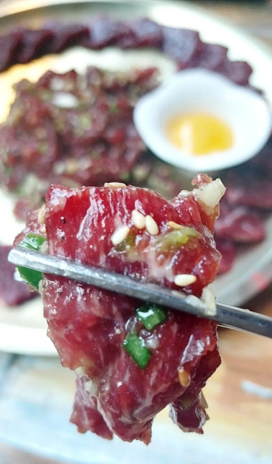 Yukhoe showing the grain of the beef