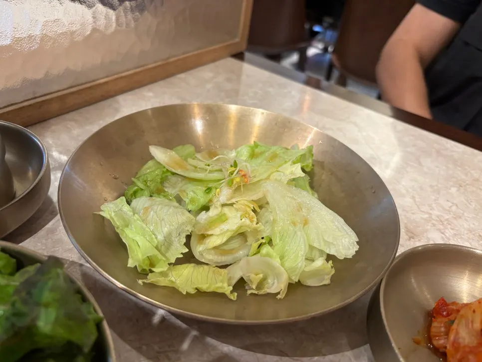 Basic side dishes served with galbi