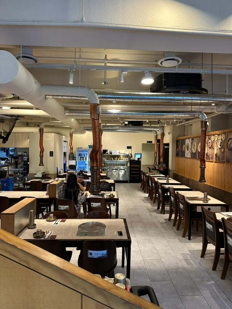 Spacious and comfortable interior of Hantiok