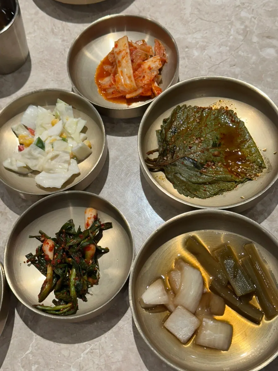 Hantiok table setting served in brassware