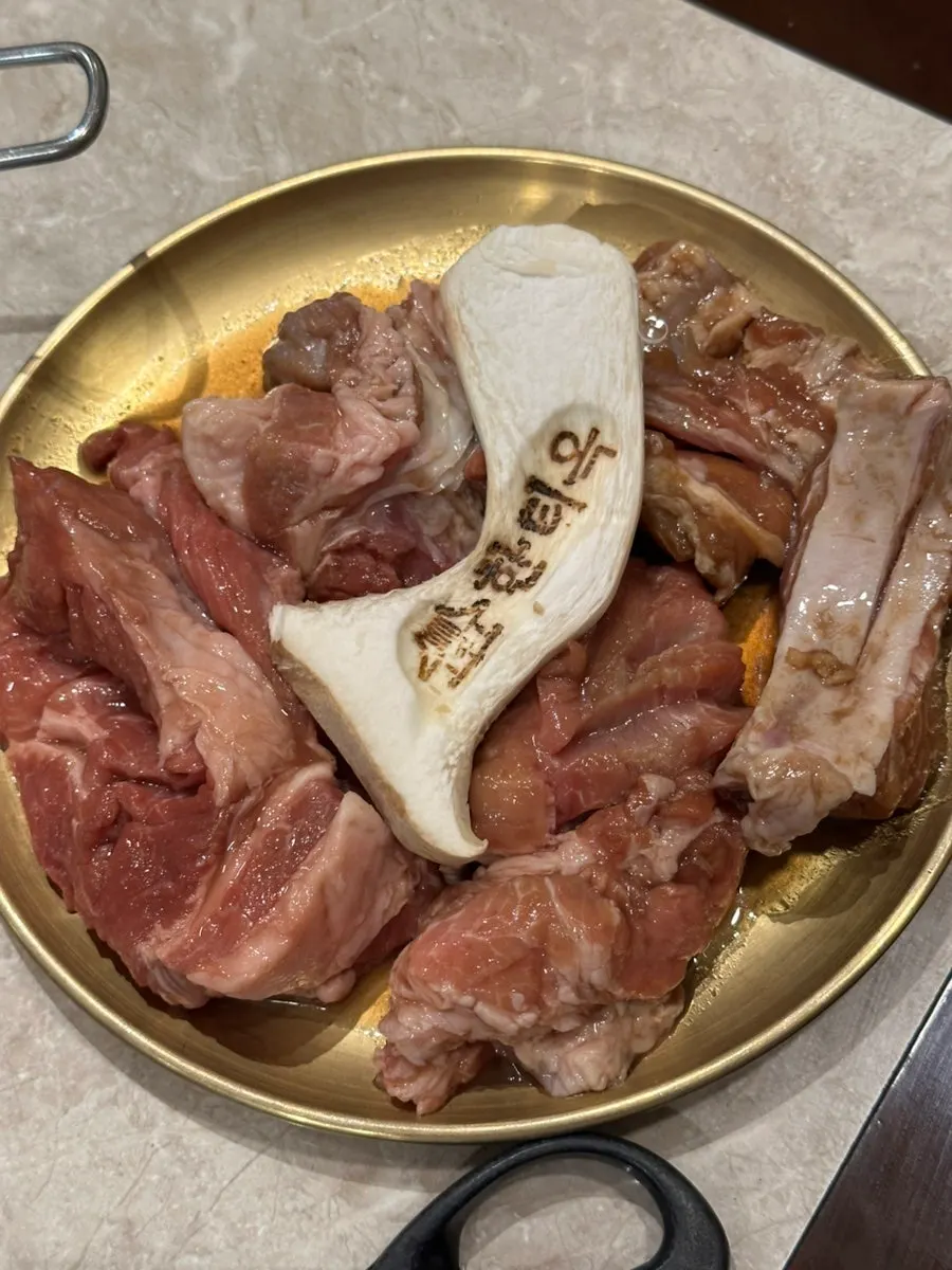 Basic side dishes served with pork galbi