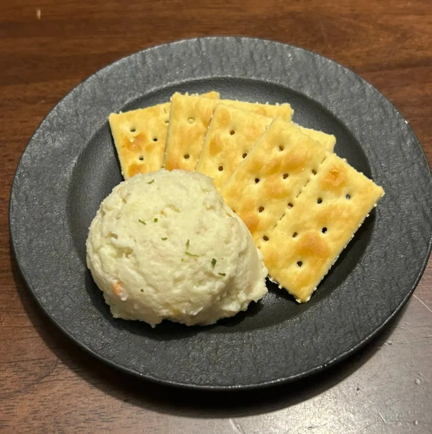Crackers, truffle potato salad, and a welcome drink