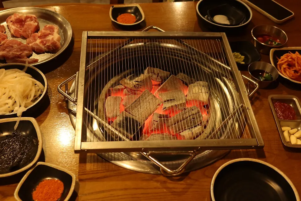 숯불 고기 상차림 구성
