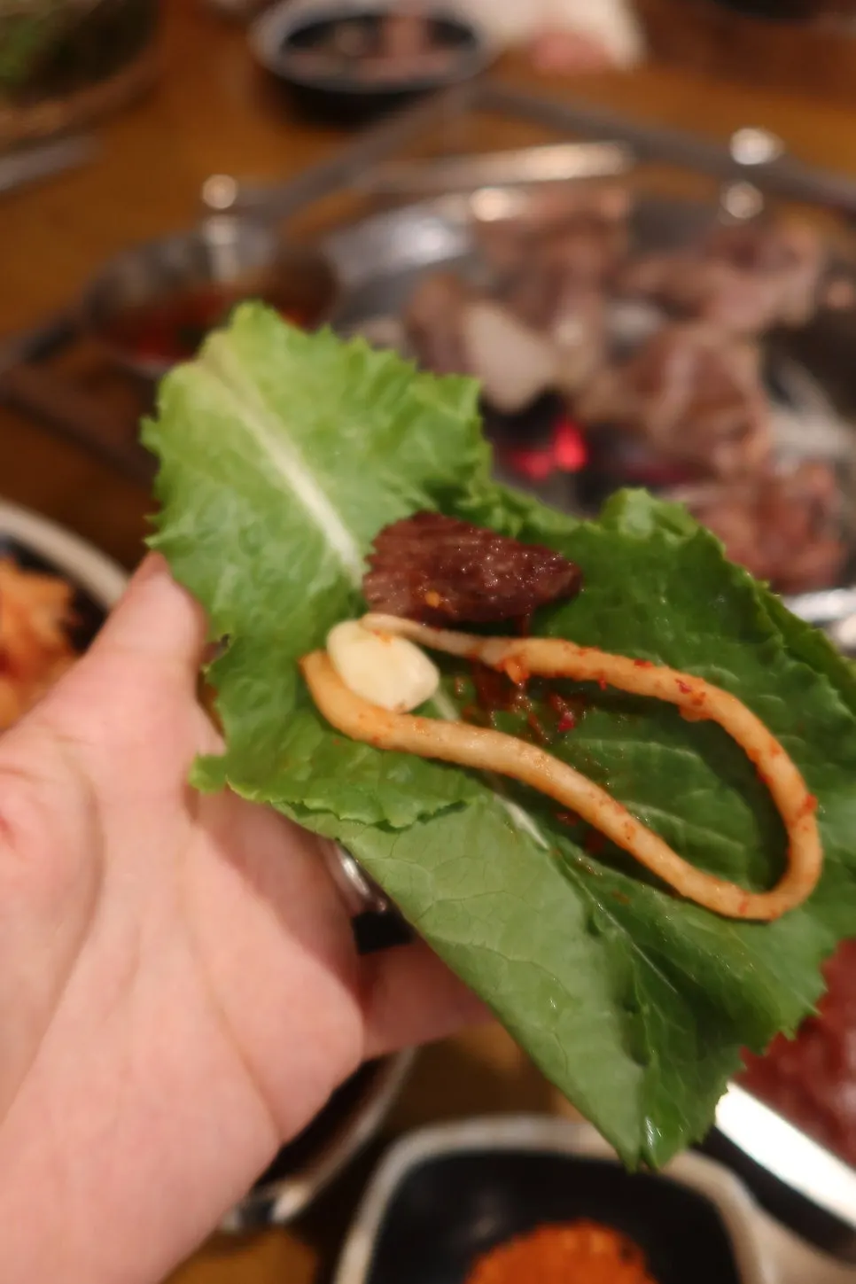양갈비 뼈와 아이 식사