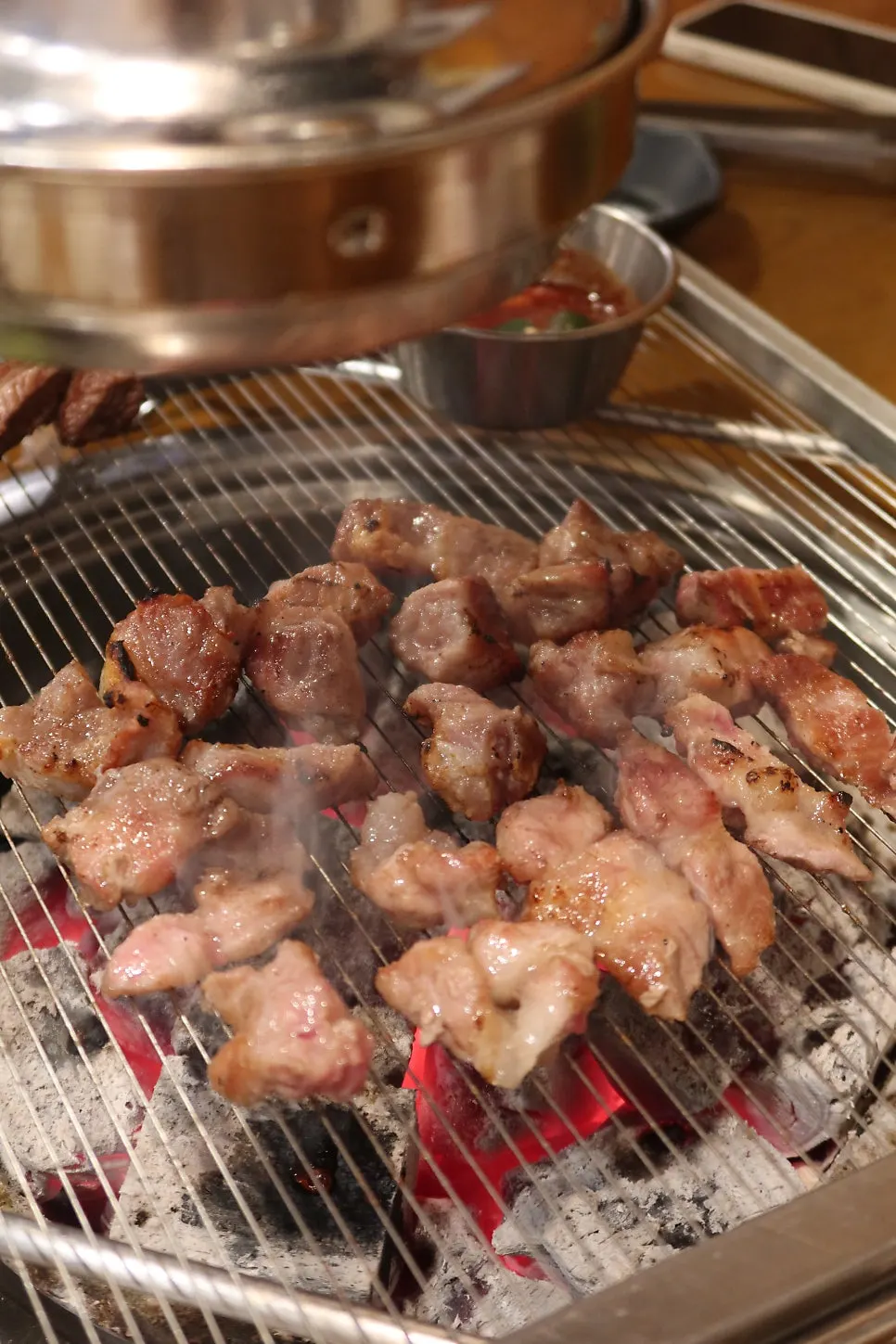 숯불 고기와 병맥주