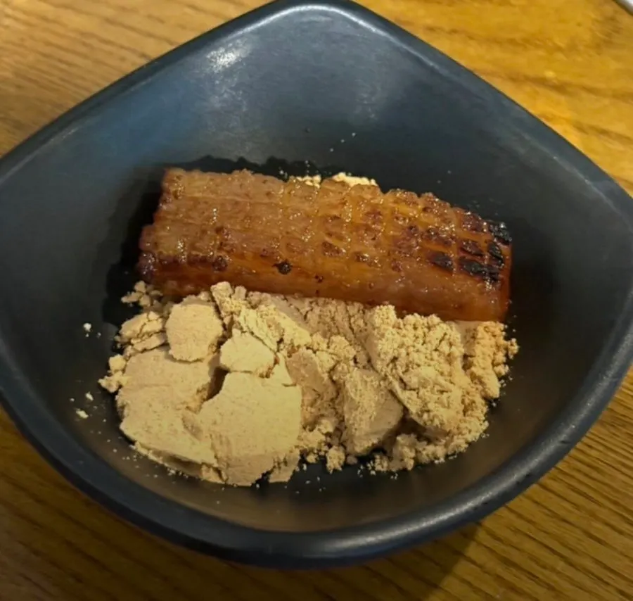 Kkodeulsal and scored pork skin