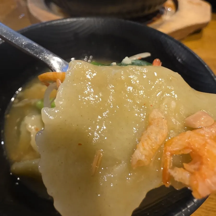 Broth with mulberry leaves and sujebi