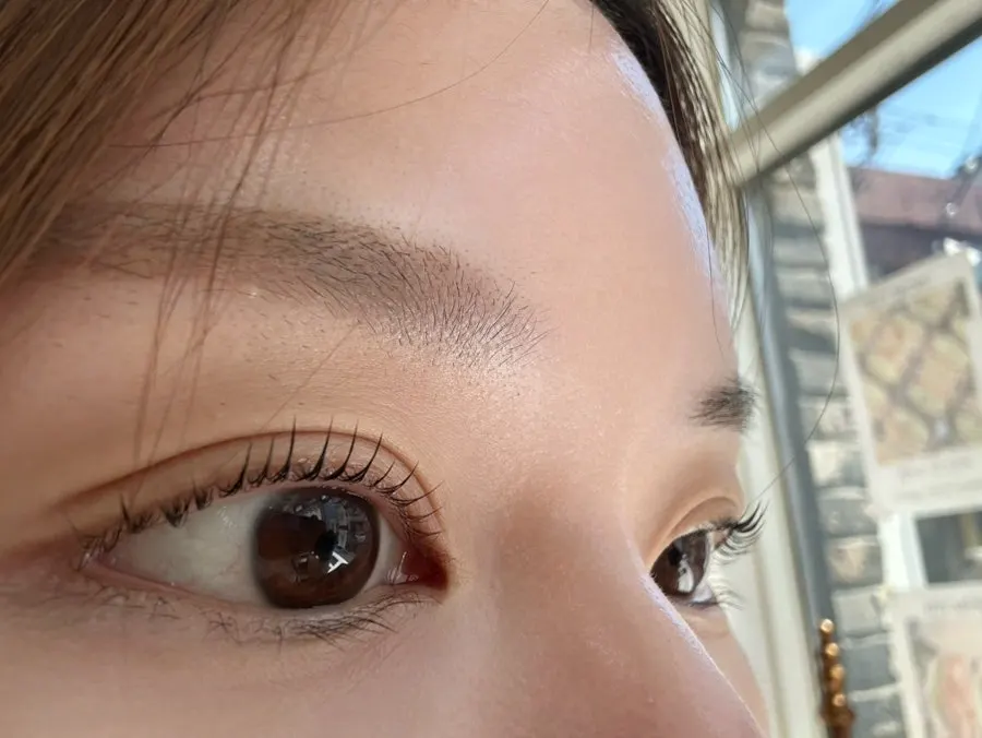 Short, downward-pointing lashes before the lift