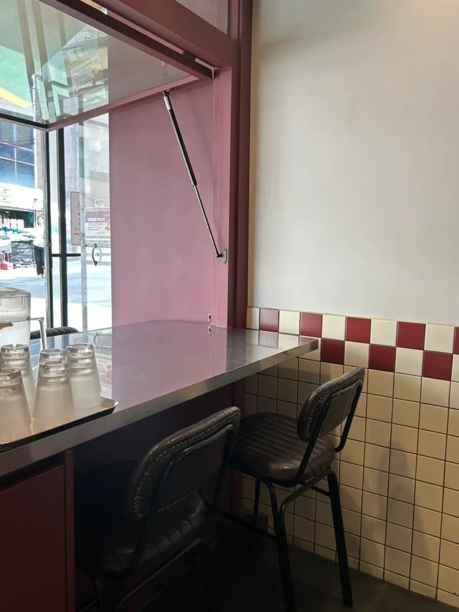 Interior of the Bas Burger Jamwon Branch hall