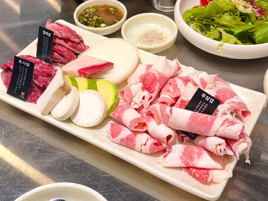 우삼겹 갈비살 토시살 세 부위 구성