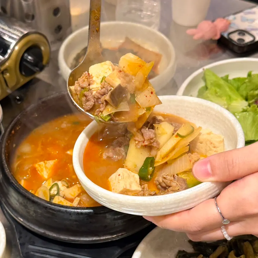 차돌이 가득한 된장찌개 국물