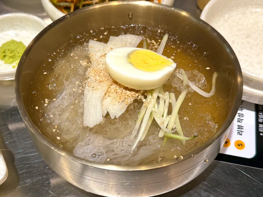 후식으로 주문한 물냉면