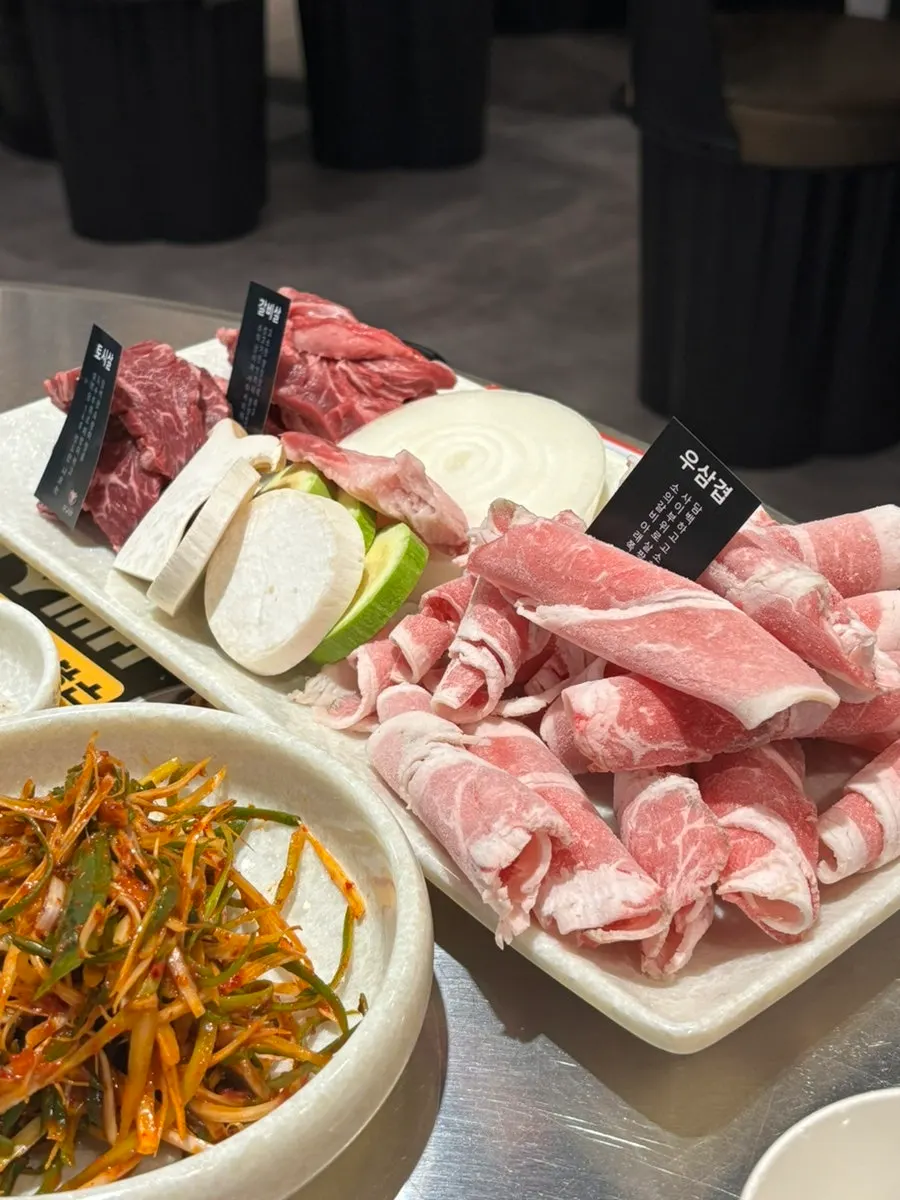Raw meat plate for the Couple Set with cuts labeled