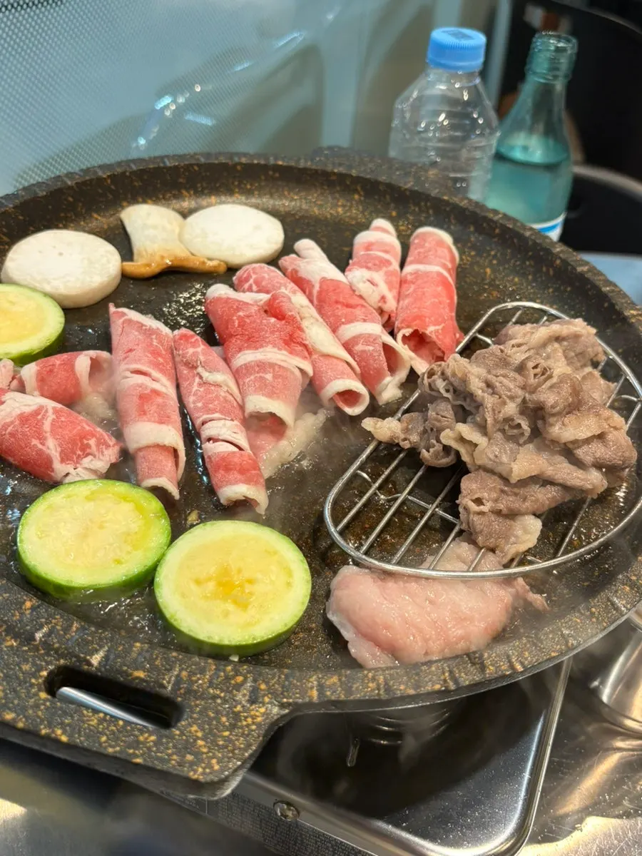 Usamgyeop grilled together with zucchini and mushrooms