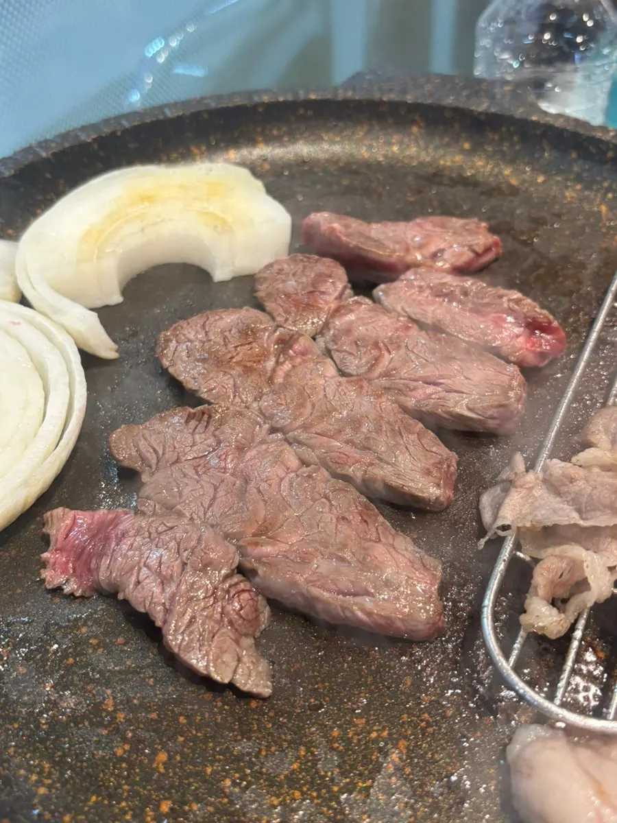 Toshisal grilling together with onions