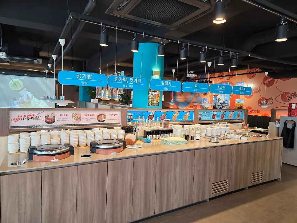 Rice and sauce section of the ₩2,000 unlimited self-bar