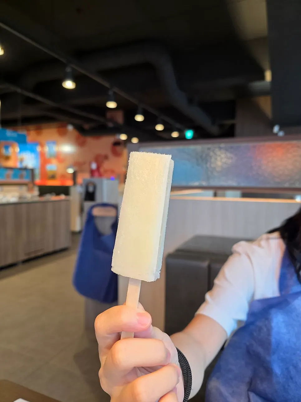 Milk ice cream similar to a jewel-shaped popsicle