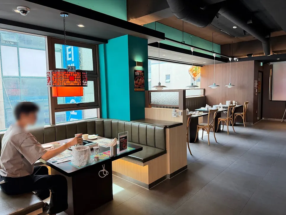 Spacious, clean interior of Bantiannyao Kaoyu