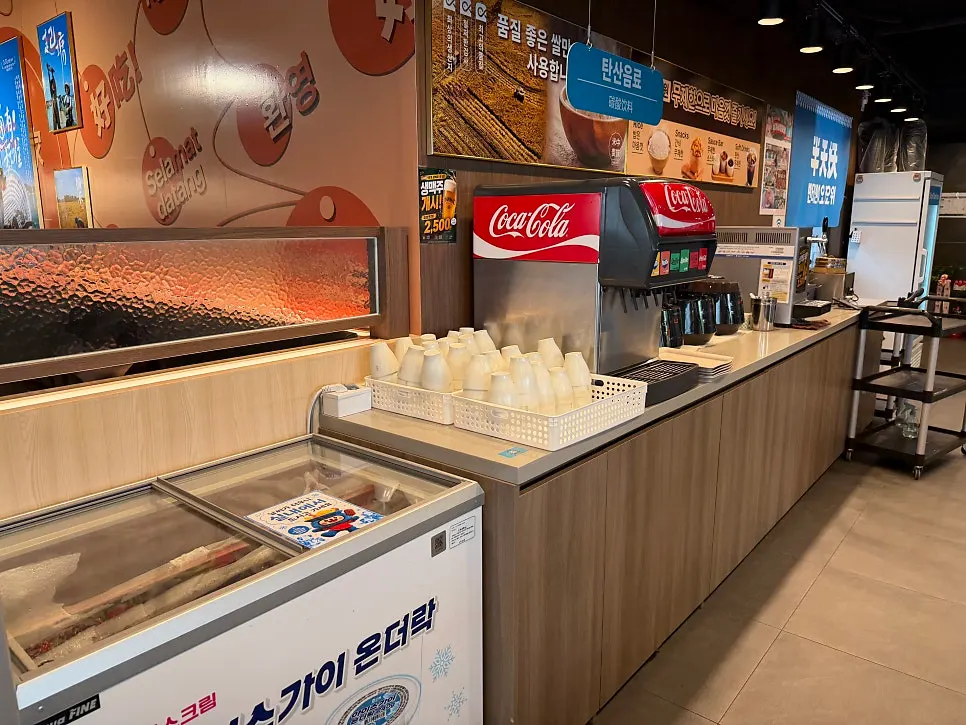 Self-bar rice and tableware area