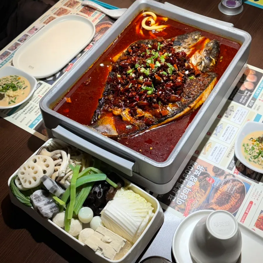 마라 국물에 끓고 있는 카오위 생선살