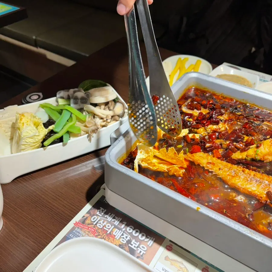 국물에 익힌 버섯과 배추 사리