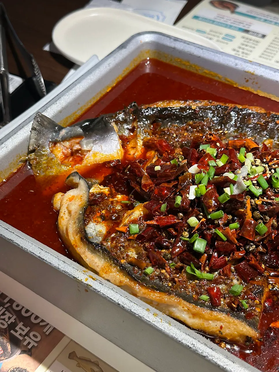 테이블에 놓인 5분 모래시계
