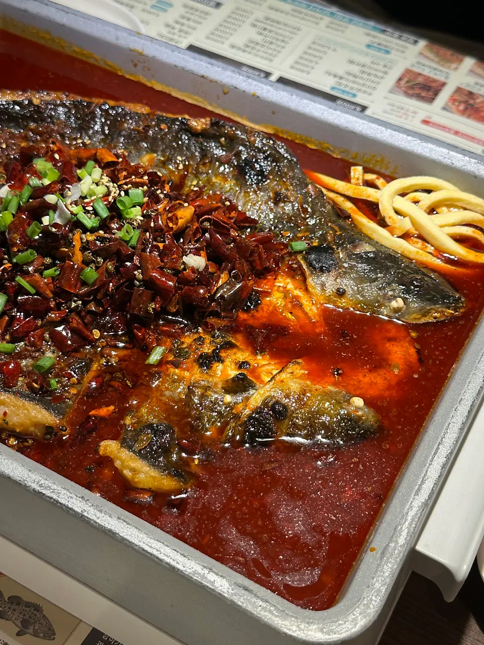 고추가 가득 올라간 마라카오위 국물
