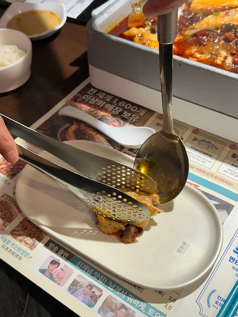 직원이 닝보어 생선을 발라주는 모습