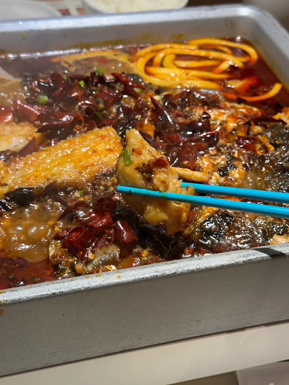 소스에 찍어 먹는 생선살