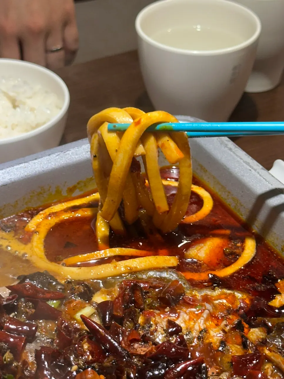 마라 국물에 적신 생선살 한 점