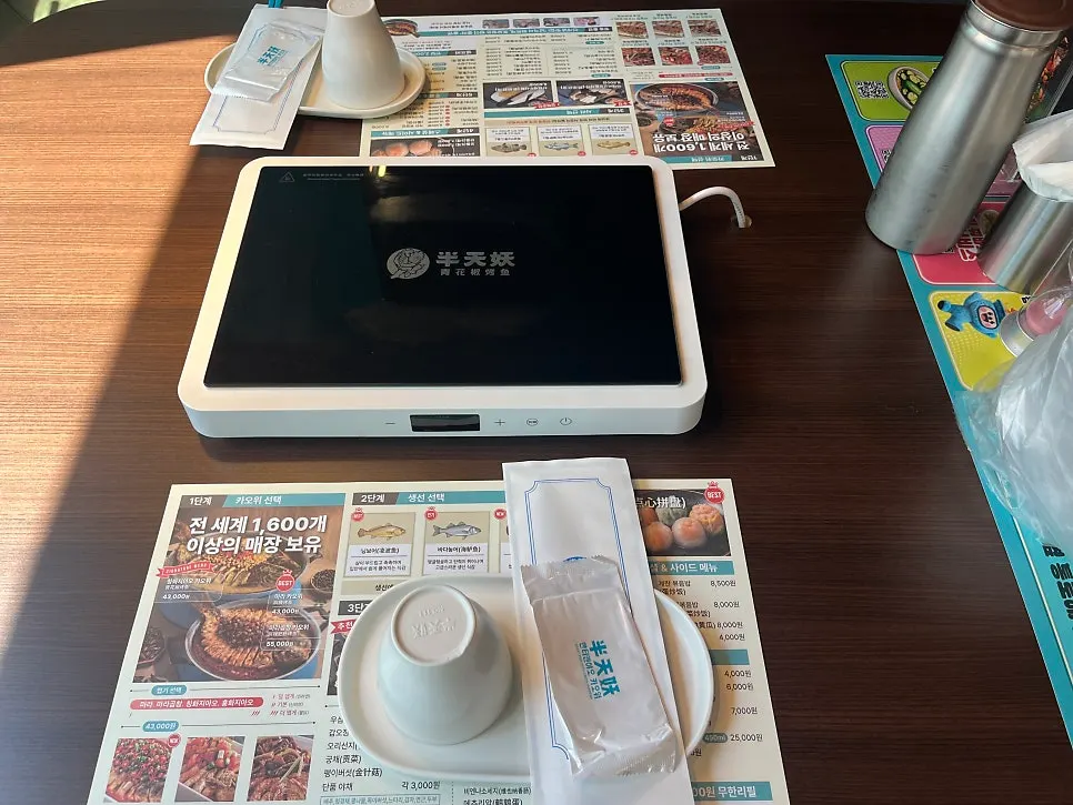 Window-side seat with tableware already set up
