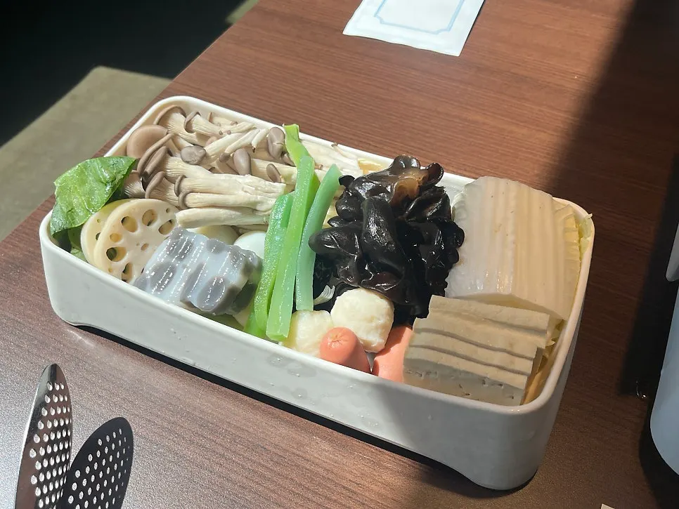 Vegetable-mushroom mixed platter packed with ingredients