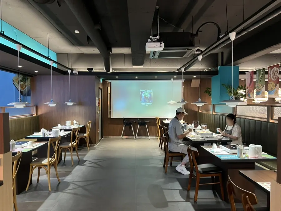 Spacious, open interior of Bantiannyao Kaoyu Daejeon Branch