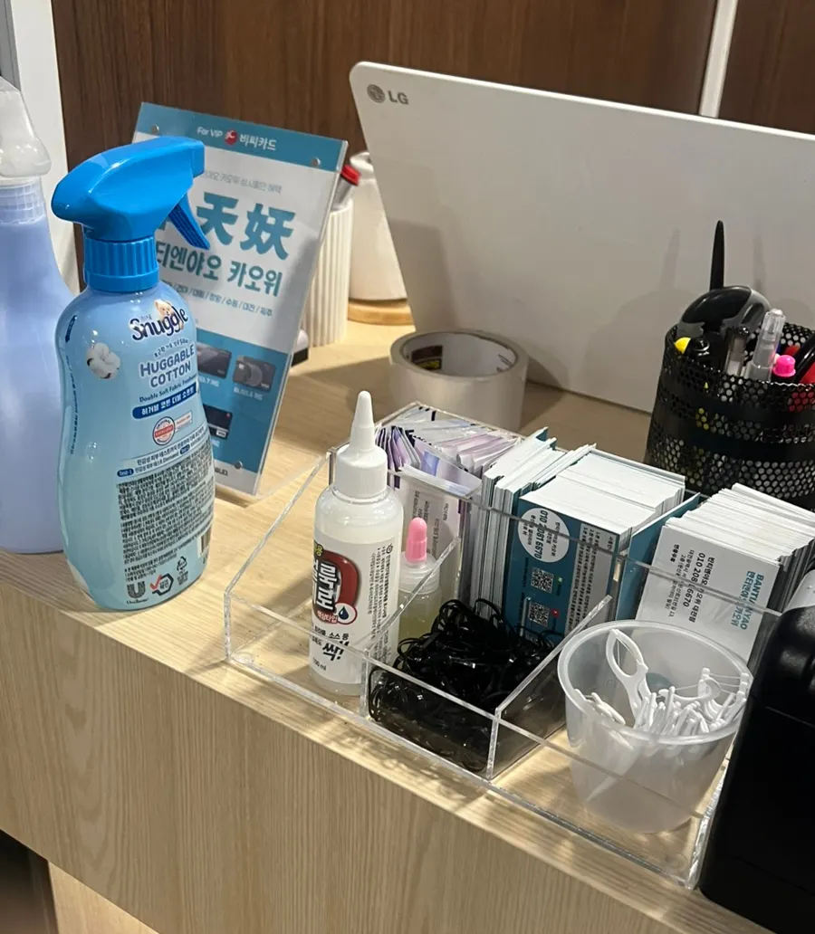 Amenities including kids' tableware and disposable bibs