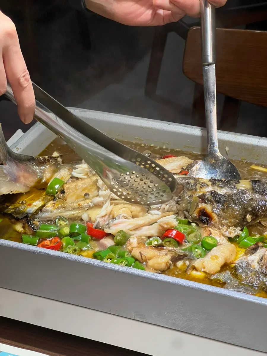 Kaoyu fish deboned by staff for easier eating