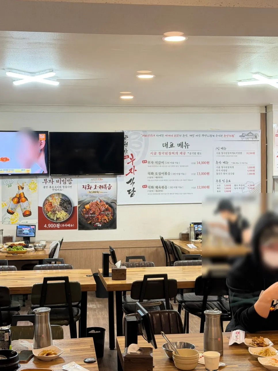 방문 인증 사진이 걸린 실내 벽