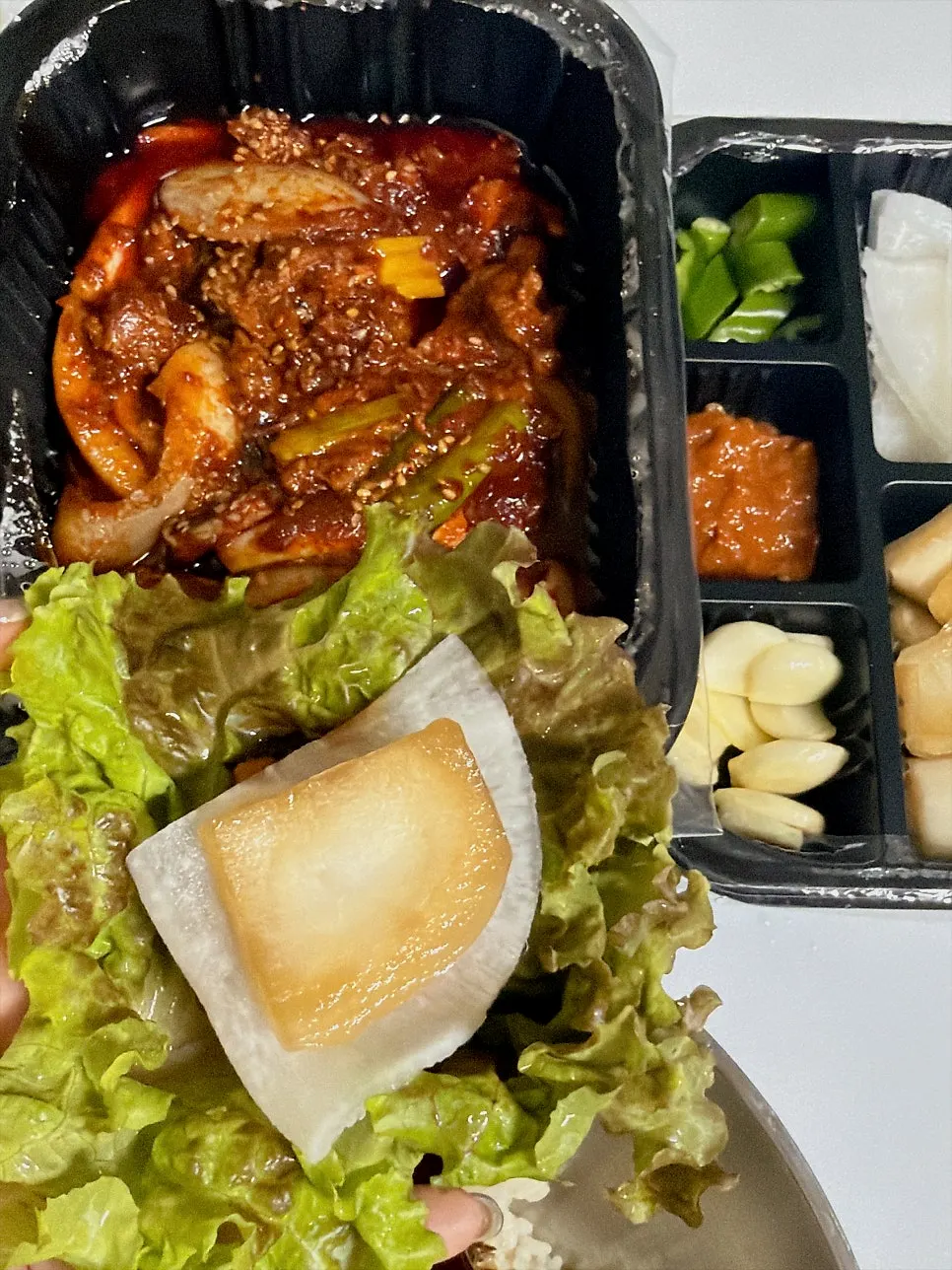 푸짐하게 볶아진 오징어와 제육