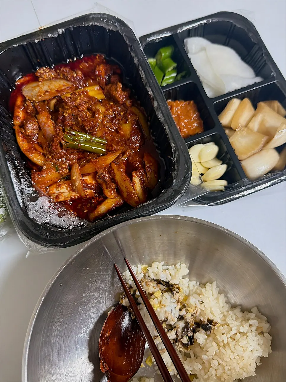 쌈무에 곁들인 오제볶음