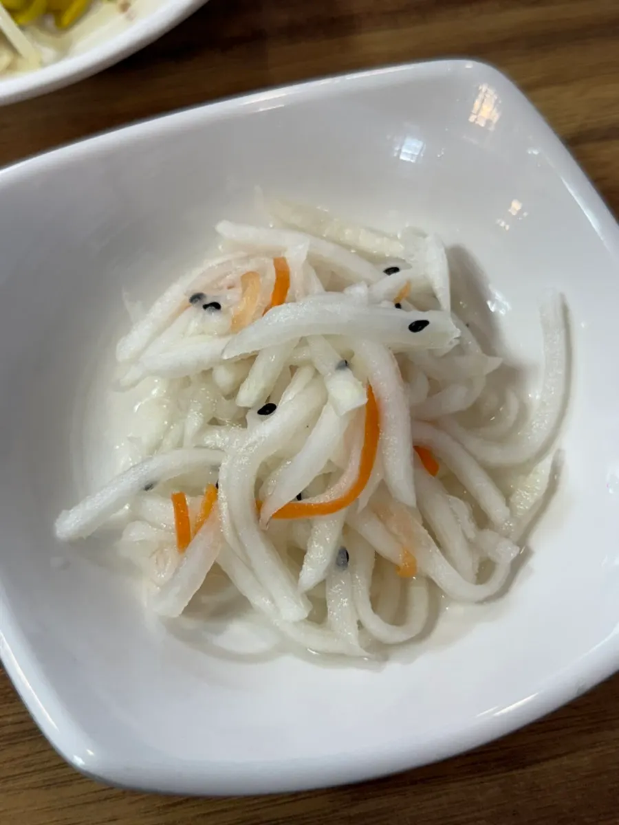 Pickled radish side dish