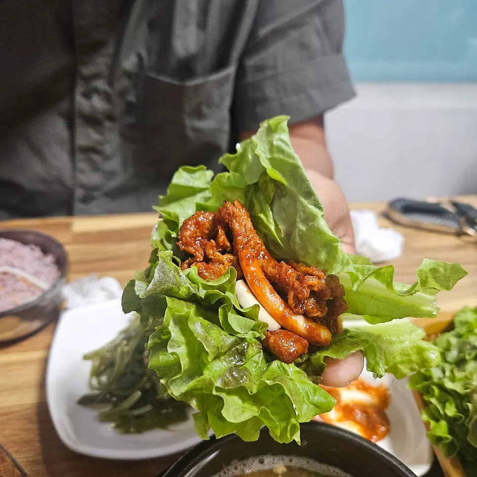 오제볶음과 쌈채소를 함께 차린 상차림