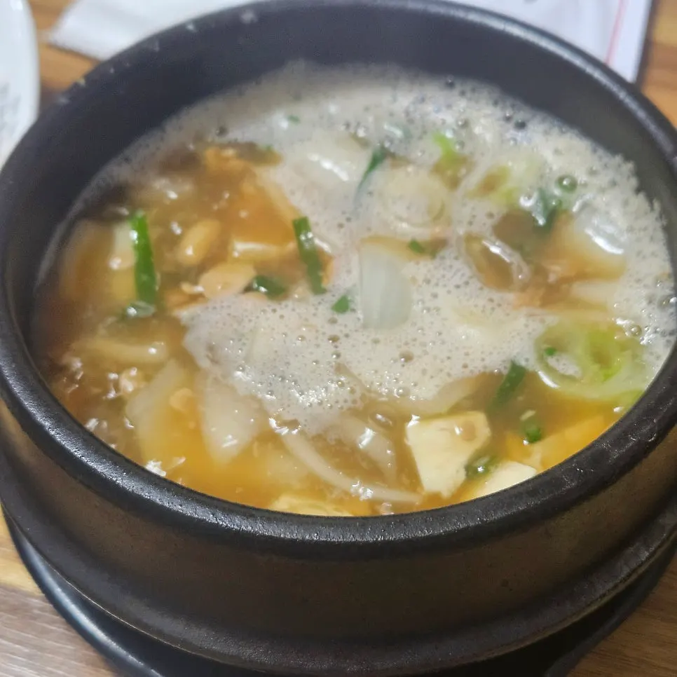 메인 메뉴와 함께 나온 시골청국된장찌개