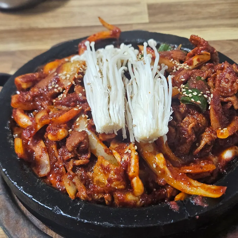 밀키트 진열과 부자 비빔밥 안내