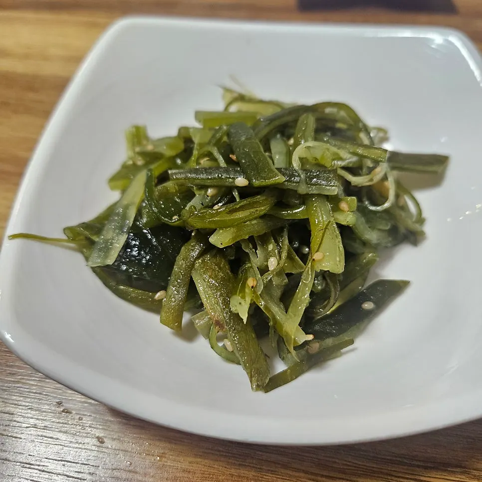 밥과 반찬을 곁들인 한식 한 상