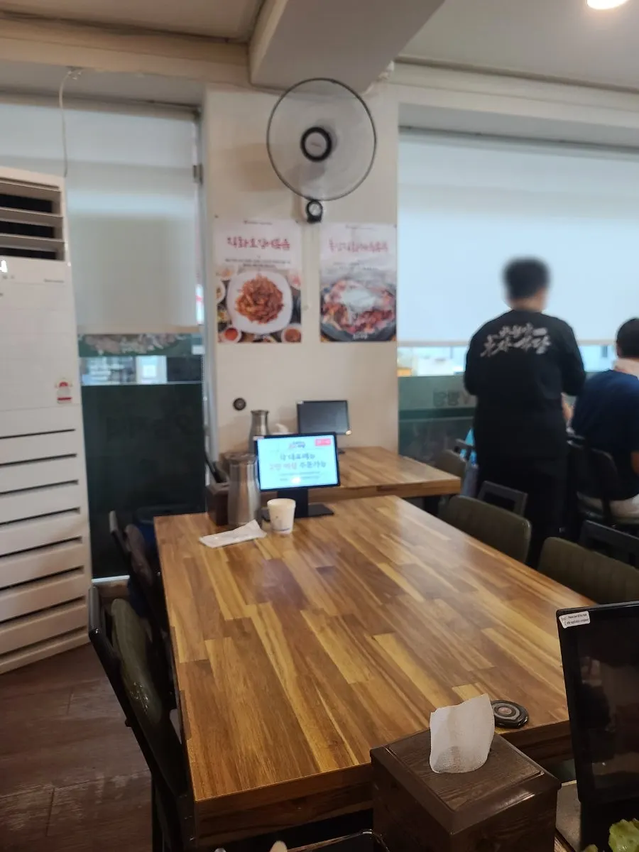 Dining hall tables inside Banwoldang Bujasikdang